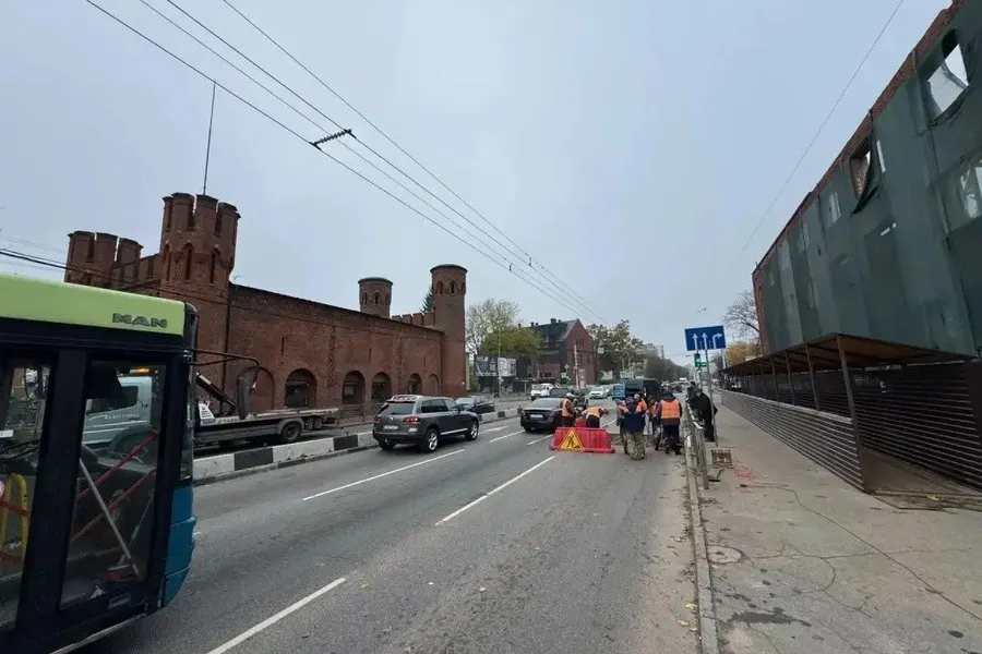 Движение затруднено на перекрёстке Московского проспекта и Литовского вала; водителям рекомендуется выбирать альтернативные маршруты, ведутся восстановительные работы на городских сетях.