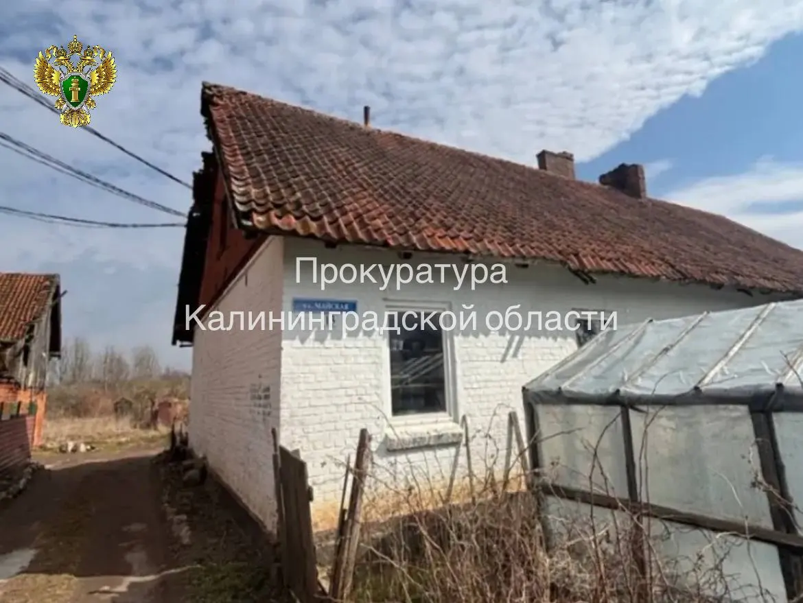 Жители Майского обратились в прокуратуру; проверка выявила износ кровли и прогнившие элементы, администрация района не спешила с ремонтом — суд обязал выполнить капремонт.