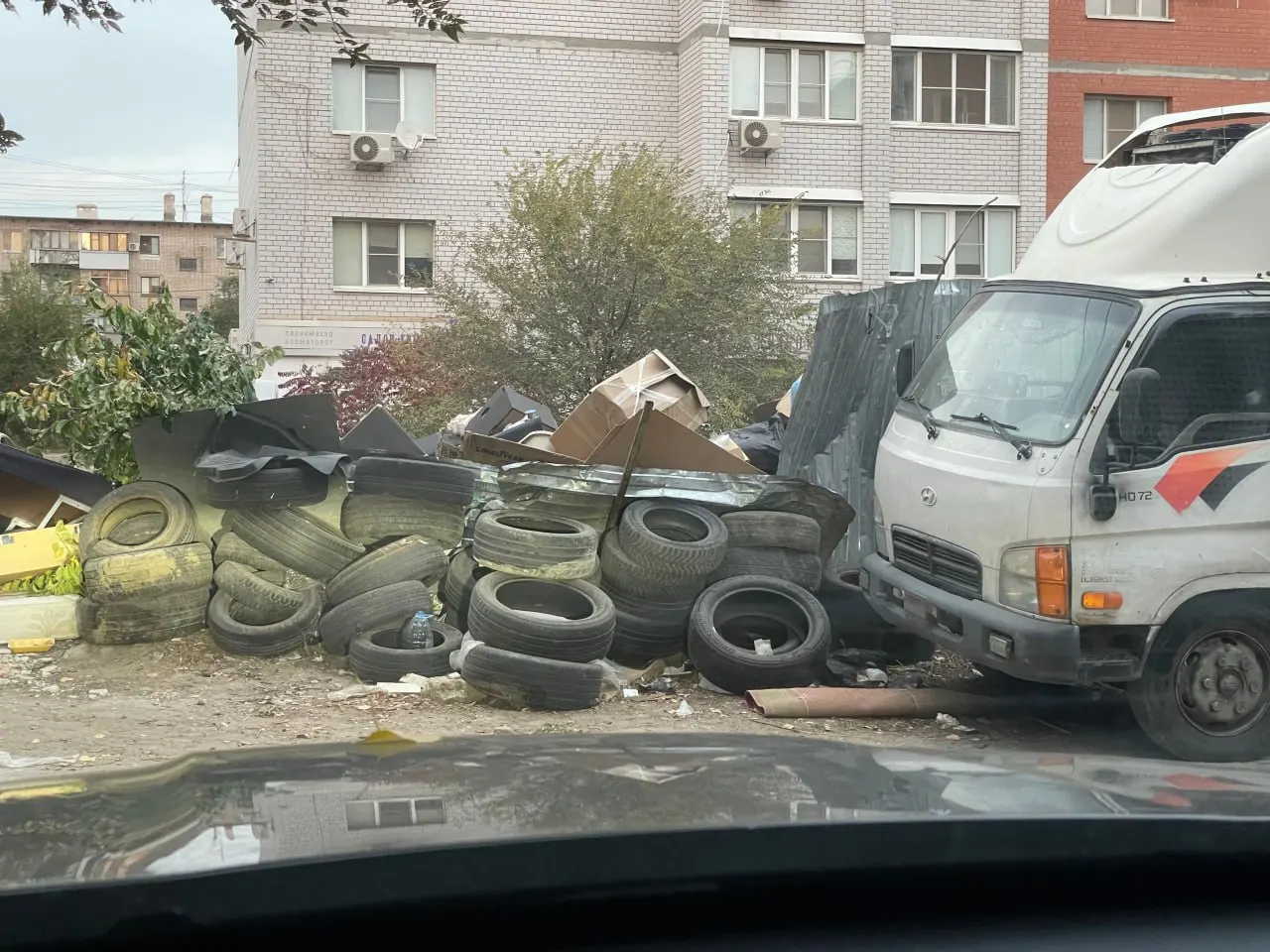 Местные жители жалуются на большую свалку возле дома на улице Карла Маркса, 25-27; мусор, шины и мебель накапливаются уже месяц и создают риск возгорания. Требуют разъяснить график вывоза и уборку территории.