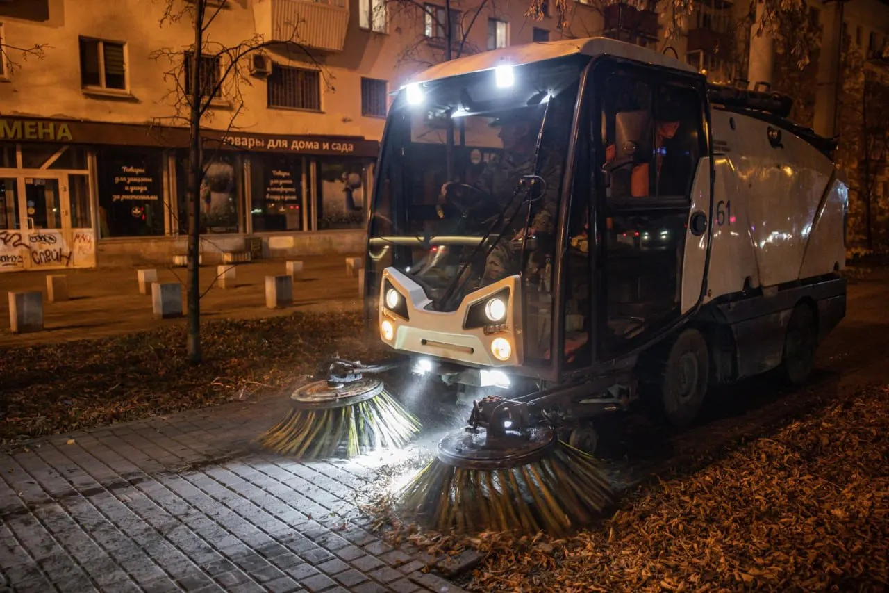 Городские службы продолжают круглосуточный контроль за состоянием улиц и уборкой; часть техники работает по летнему регламенту, чтобы улицы оставались чистыми до снегопада.