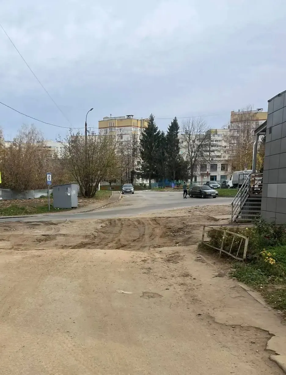 После раскопок дорогу в центре Чебоксар не восстановили; жители вынуждены передвигаться по грязи к остановке, школе и поликлинике.