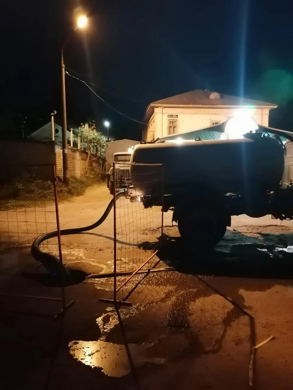 Тепло в домах пропало на как минимум два дня; жители жалуются на бездействие управляющих компаний и местной администрации.
