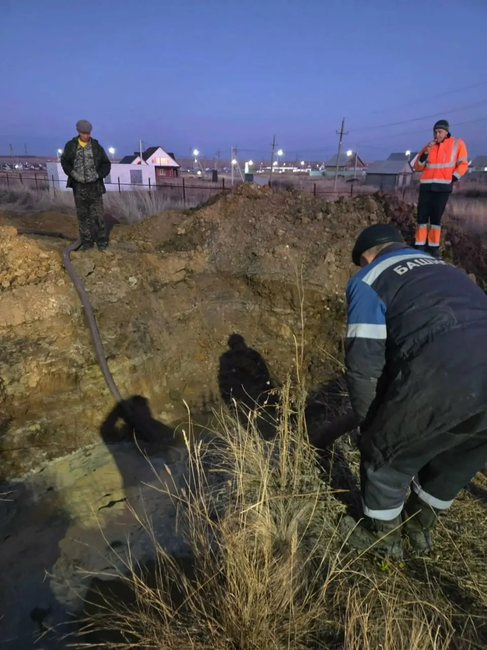 Из-за аварии на насосных станциях в Акъяре Хайбуллинского района подача воды прекращена; власти призывают жителей запастись водой до восстановления водоснабжения.