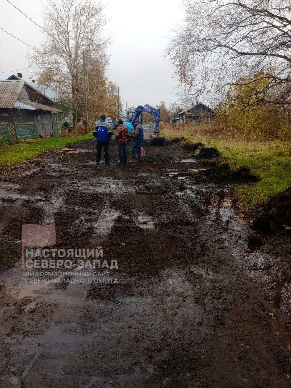 Жители поселка Гайжево в Карелии ремонтируют единственную дорогу к поселку своими силами: собирают средства на щебень, арендуют трактор и работают все вместе, после того как кандидат пообещал помощь.