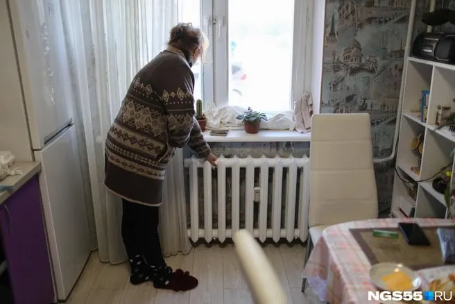 Житель Омска сообщил о температуре около 16°C в квартире, а управляющая компания не принимает мер. Ведомство разъяснило сроки и порядок действий.