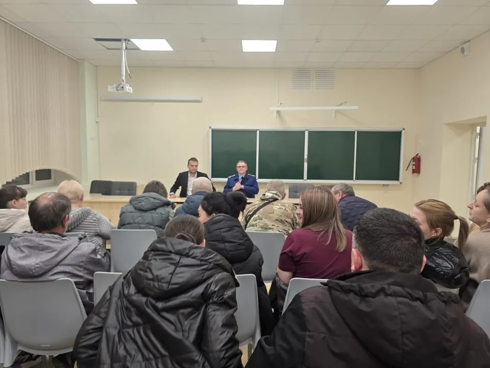 Жители частично обрушившегося дома требуют ускорить восстановительные работы и выделение полного финансирования после взрыва газа, произошедшего летом 2025 года.