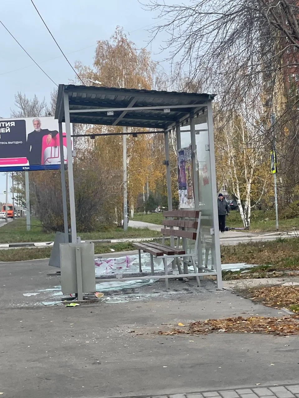 Очевидцы передали снимки повреждений; редакция считает, что это больше похоже на хулиганство, чем на удар дронов. Паниковать не стоит.