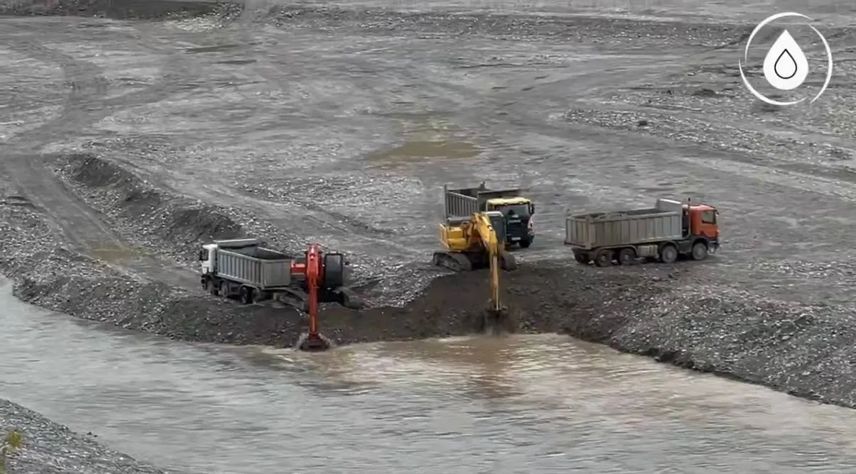 На водозаборе на реке Шахе в Сочи продолжаются масштабные работы по восстановлению водоснабжения после подтопления; задействованы мероприятия по укреплению береговой линии.