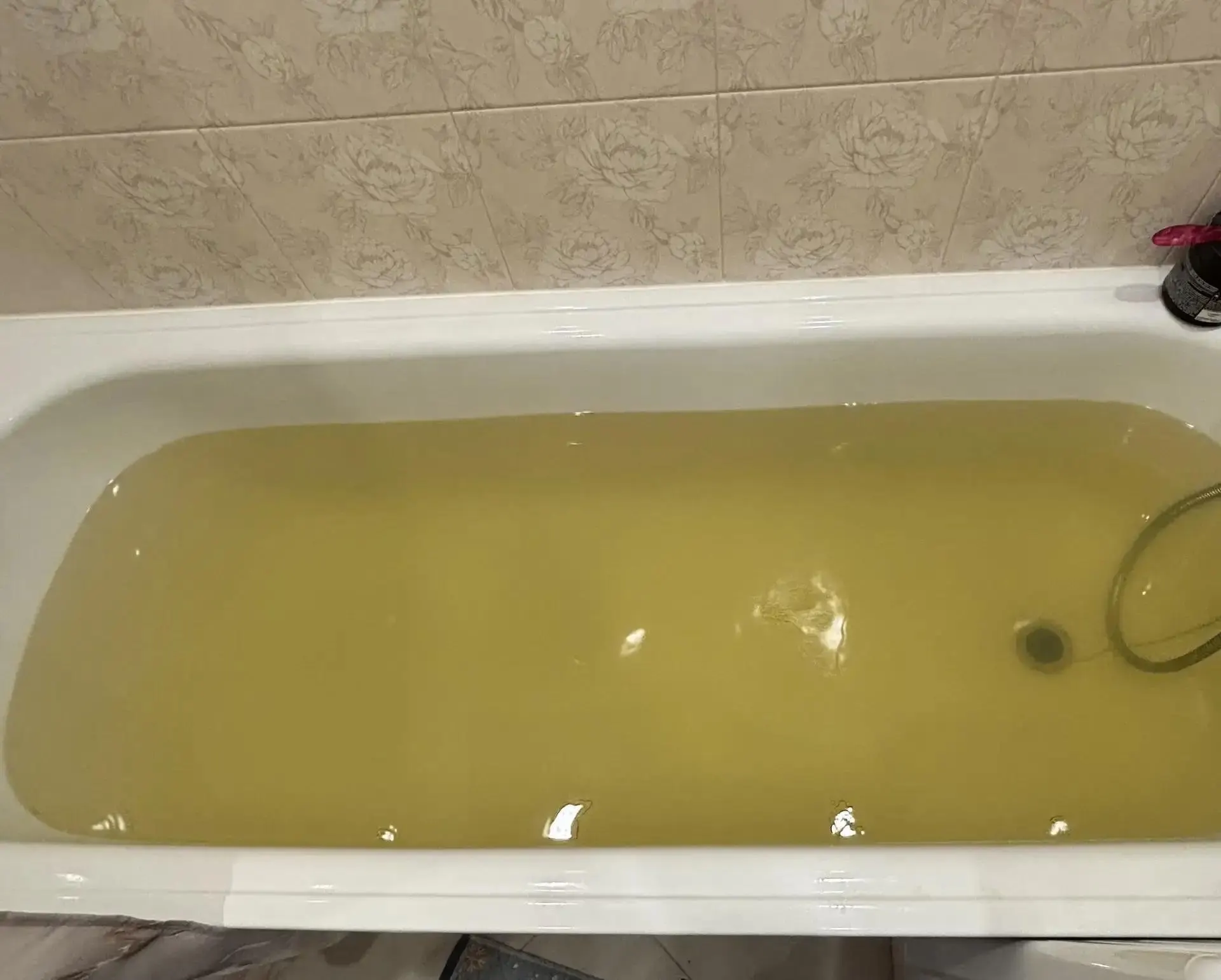 После запуска отопления из кранов идёт темно-коричневая вода с резким запахом.
