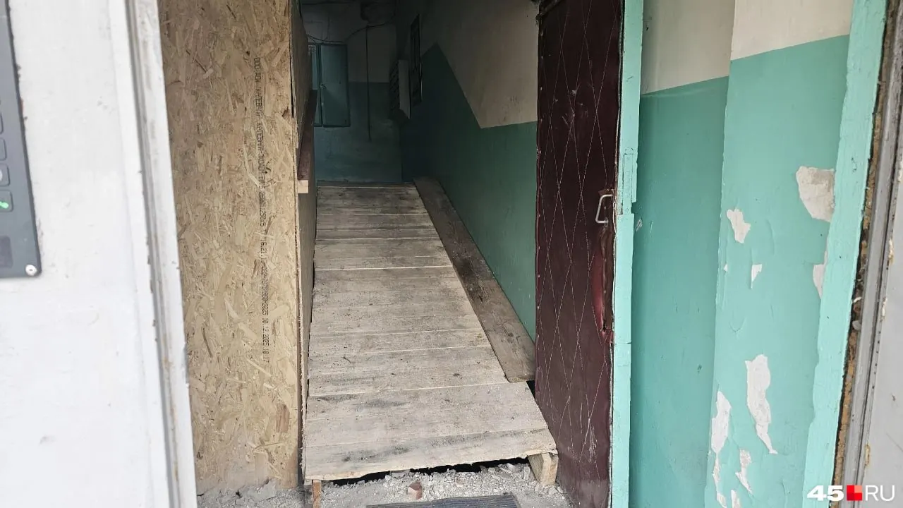 Управляющая компания получила неделю на ликвидацию последствий обрушения лестницы в доме № 6 на Савельева; срок — до 23 октября. Обследование подъездов продолжается.