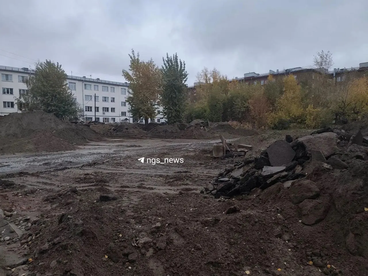 Жители района жалуются на завал строительного мусора на пустыре после сноса домов, что мешает пешеходам и требует вмешательства властей.