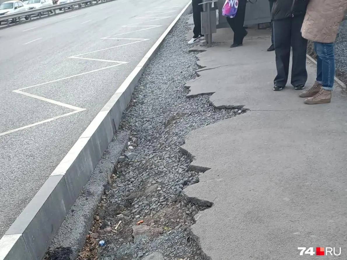 На участке от Трубникова до Горелова ведутся работы по обновлению дорожного полотна; обновления остановок у Горелова и Гаражей будут проведены по завершении этапа