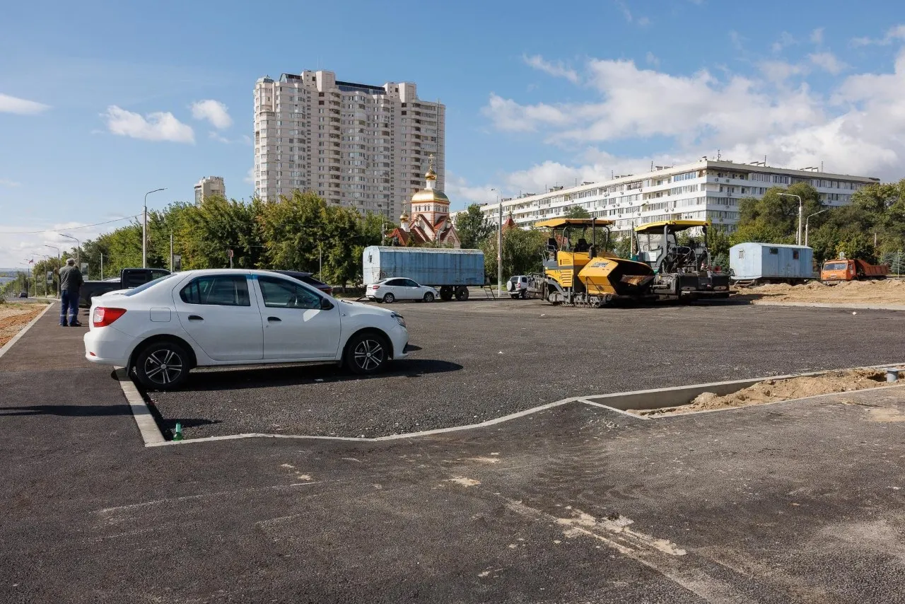 Активная фаза внедрения платной парковки началась вдоль четной стороны улицы 7-й Гвардейской.