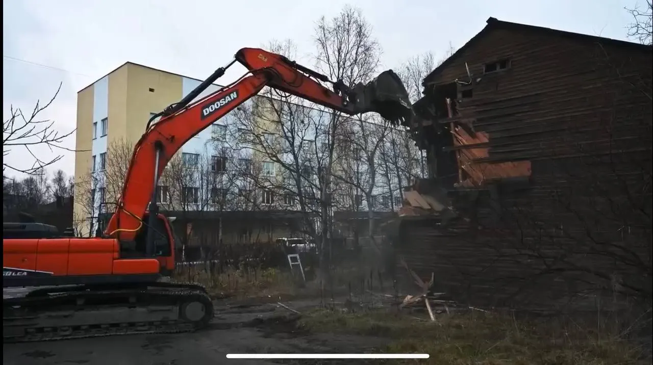 Жилой дом на Первомайской, 12, построенный в 1954 году, был снесён. Это 23-й снесённый дом в текущем году в Мурманске; здание признано аварийным и небезопасным для жителей; застройка улицы Первомайской велась в 1930-е годы для рабочих железной дороги.