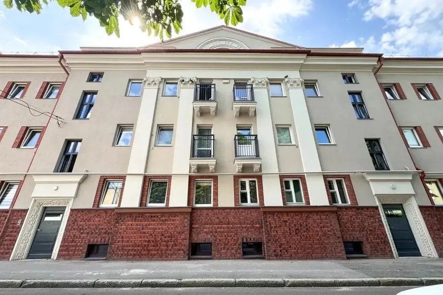 Исторический дом 1929 года в Калининграде прошёл капитальный ремонт: заделаны трещины, обновлена кирпичная кладка и демонтированы внешние элементы фасада.