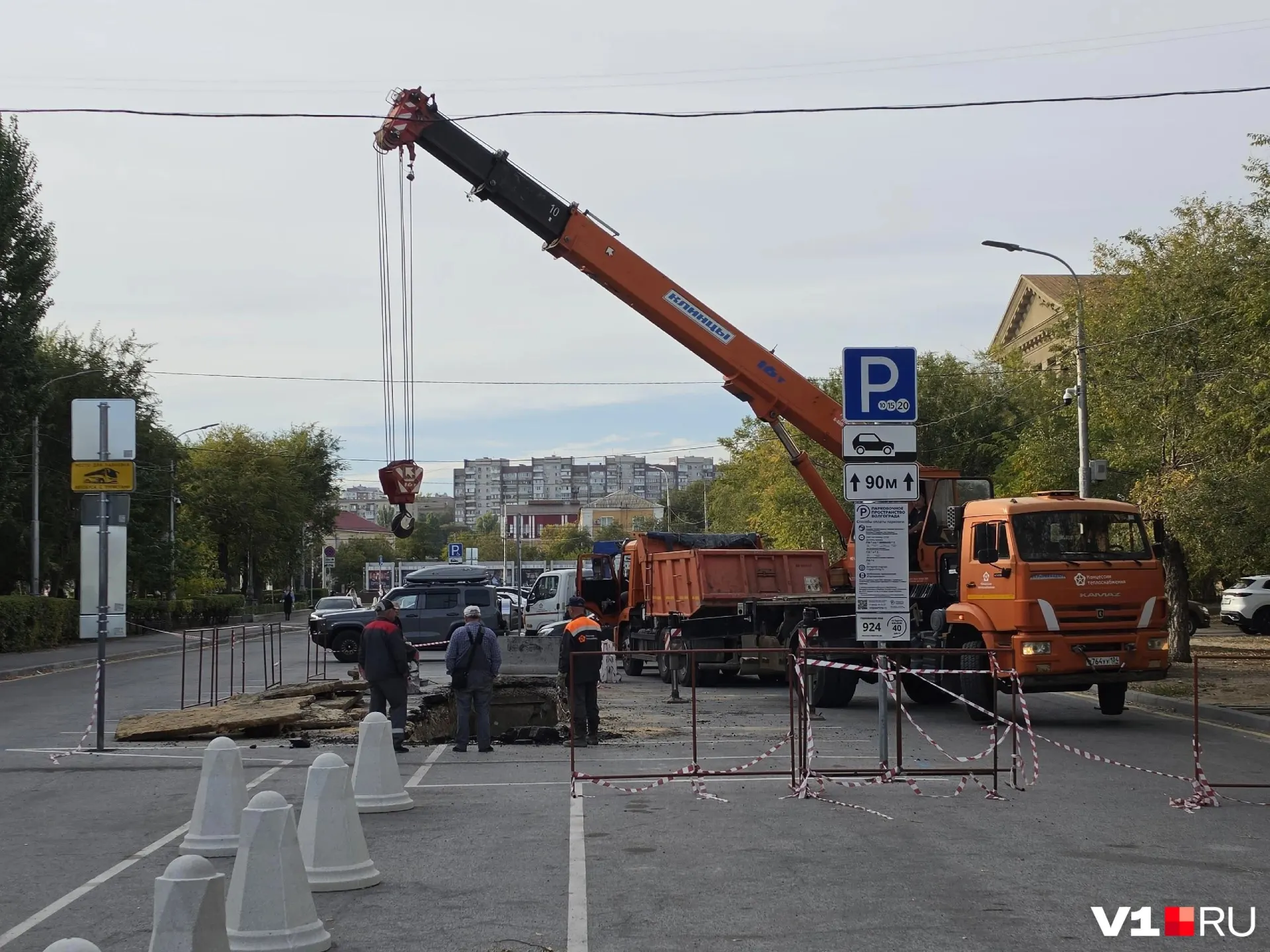На платной парковке у улицы Наумова повреждено свежеуложенное дорожное покрытие в ходе работ по тепловой сети; сроки восстановления пока неизвестны, подача тепла в близлежащие дома сохранялась.