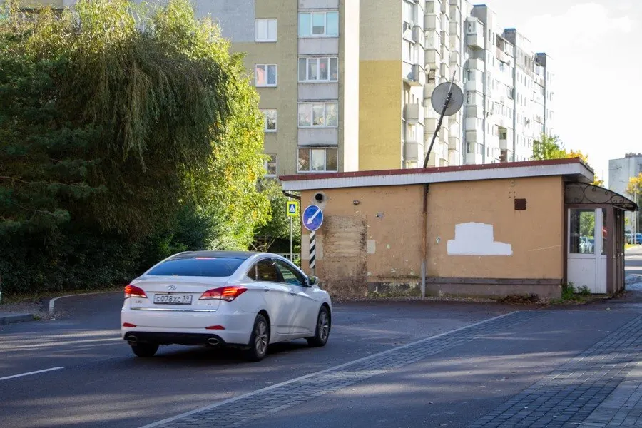 В Калининграде объявили подрядчика на снос препятствия на ул. Майской и завершение работ по ремонту дороги. Торги прошли в октябре, победитель снизил цену контракта.