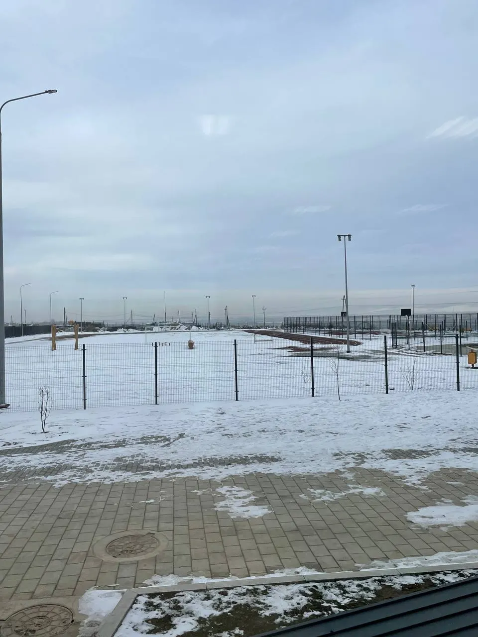 В перспективном районе обсуждают отказ от асфальта в пользу брусчатки и плитки, создание собственного бетонного завода, а также открытие школы, спортивных площадок и поликлиники.