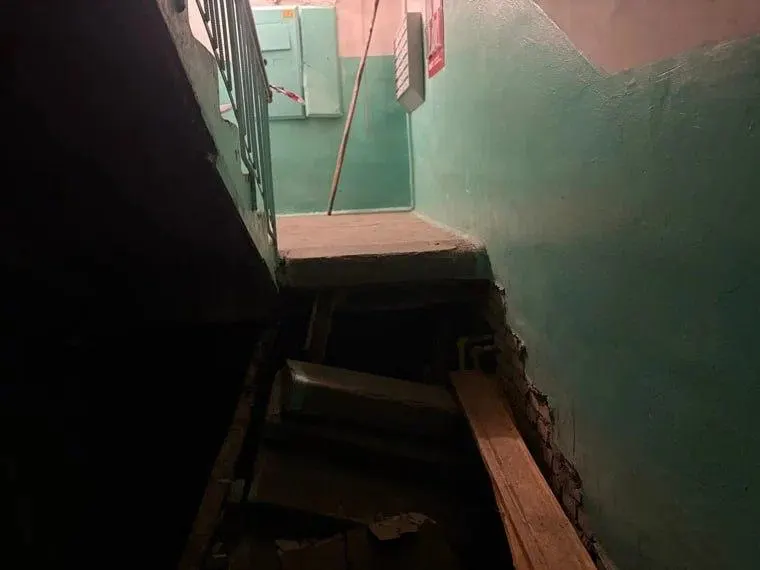 Рухнул лестничный пролёт в курганской пятиэтажке на улице Савельева. Временный безопасный проход создан, восстановление лестницы к 23 октября обещано; прокуратура ведёт проверку.