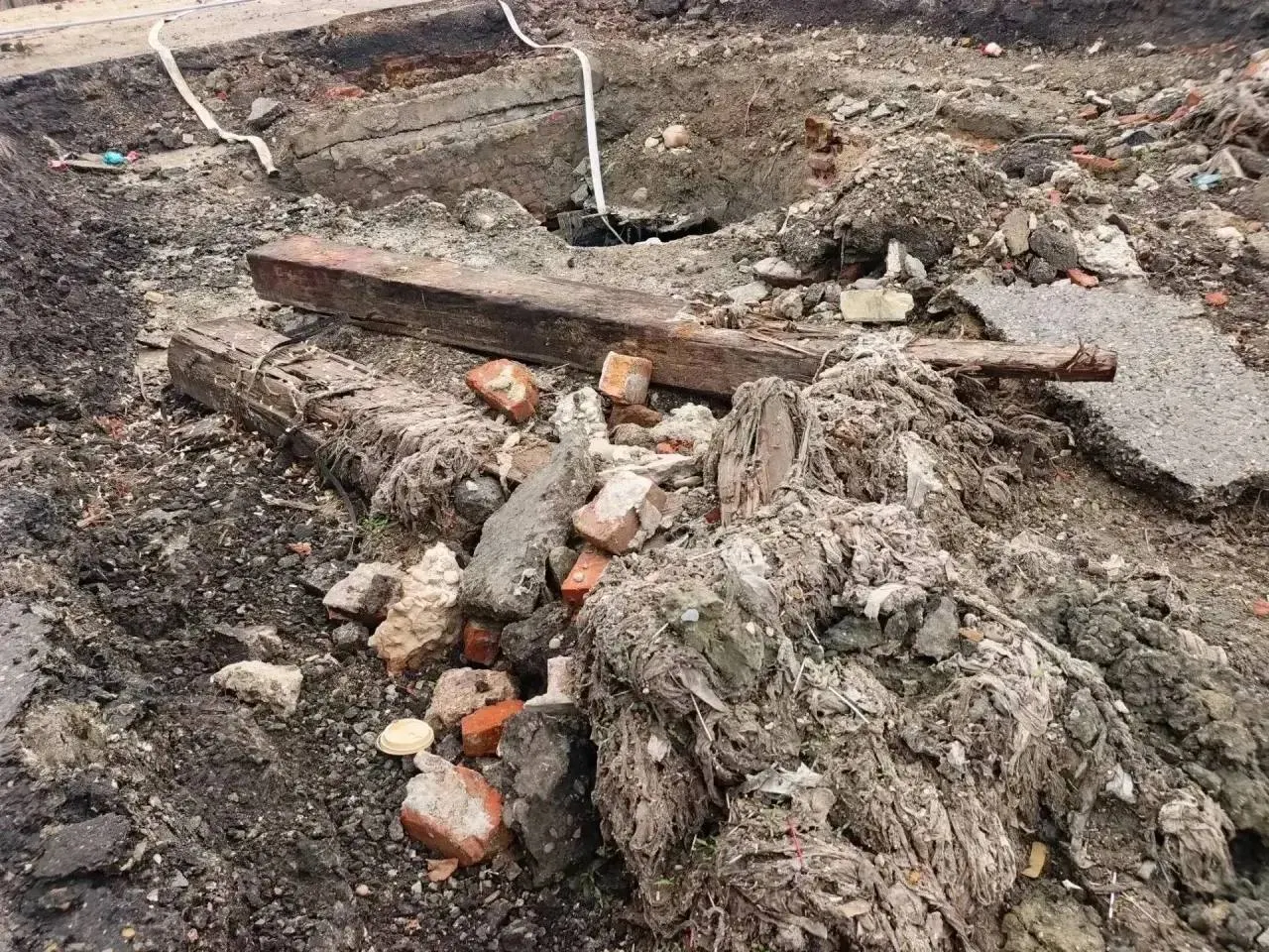 Во время планового осмотра водоканала в одном из колодцев нашли крупные фрагменты шпалы, частично перекрывшие проход коллектора.