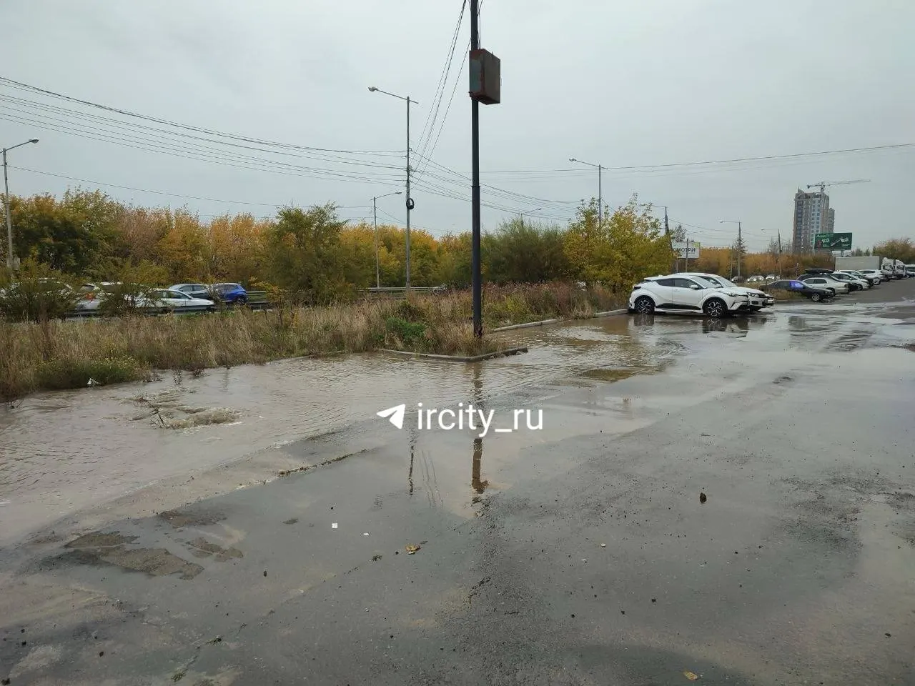 Из-за аварии на коммунальных сетях отключено водоснабжение; на парковке прорвался фонтан, вода течёт к Старо-Кузьмихинской, работают аварийные службы.