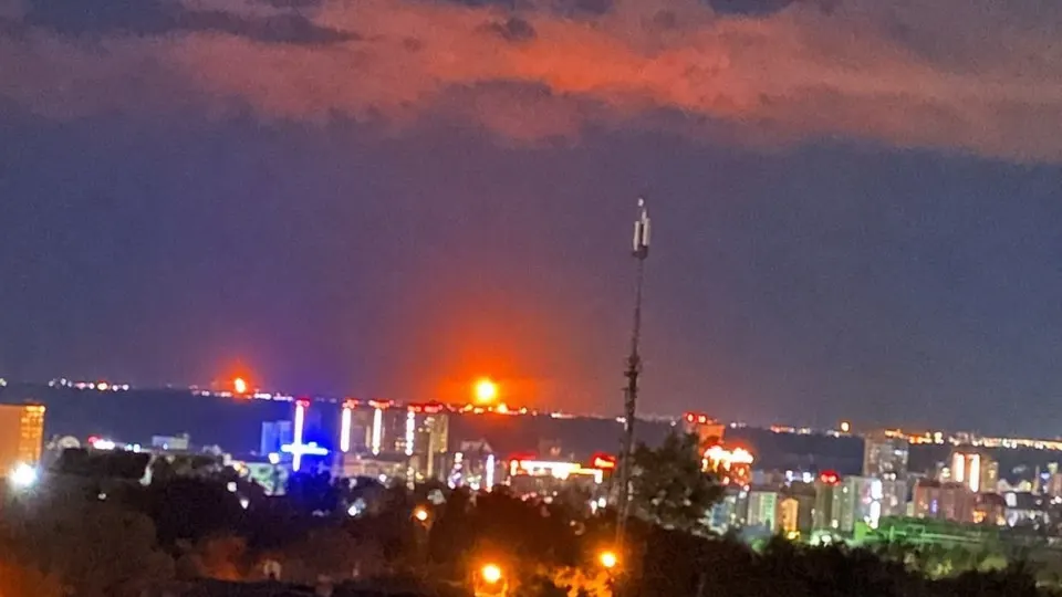 В ночь на 2 октября в регионе произошла серия ударов по промышленным объектам: пожар в жилом доме, возгорания на НПЗ и резервуарной инфраструктуре, пострадавший госпитализирован.
