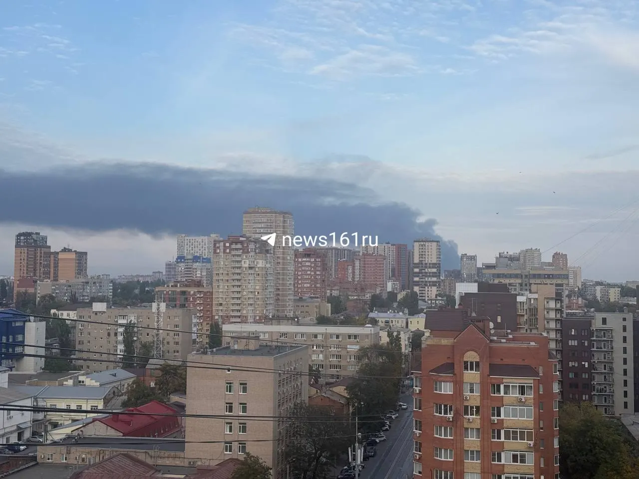 Пожар на складе завода в Аксае: площадь возгорания достигла 6000 кв. м, локальные службы тушат возгорание, водоснабжение рядом отключено для тушения.